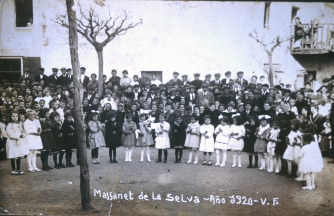 Festa de l'arbre a la plaça de l'Església amb les nenes de l'escola de la mestra la Sra. Angela Baró