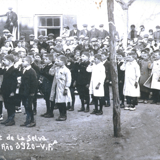 Festa de l'arbre a la plaça de l'Església amb una actuació dels nois de l'escola del mestre Sr. Cantenys.