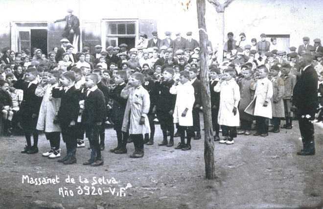 Festa de l'arbre a la plaça de l'Església amb una actuació dels nois de l'escola del mestre Sr. Cantenys.