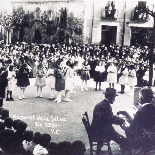 Festa de l'arbre a la plaça de l'Església amb l'actuació de les nenes del col·legi i en primer terme el Sr. Rosendo Riba tocant el piano.