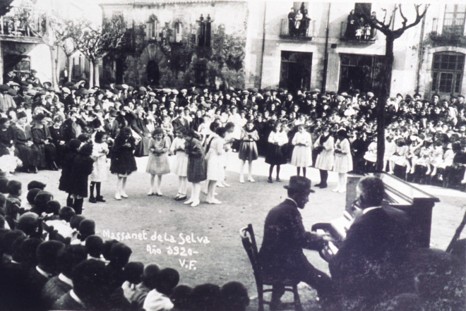 Festa de l'arbre a la plaça de l'Església amb l'actuació de les nenes del col·legi i en primer terme el Sr. Rosendo Riba tocant el piano.