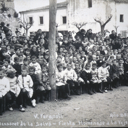 Festa d'Homenatges a la vellesa i de l'arbre a la plaça de l'Església l'any 1918 amb el característic balcó de Can Morral encara existent actualment (any 1998)