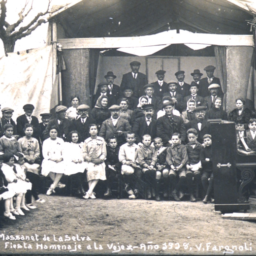 Festa d'homenatge a la vellesa a la plaça de l'Església l'any 1918. 

La presidència amb les autoritats i el pianista Sr. Rosendo Riba. L'escenari estava situat davant de la casa llavors anomenada Can Roig i davant l'entrada de l'Església.