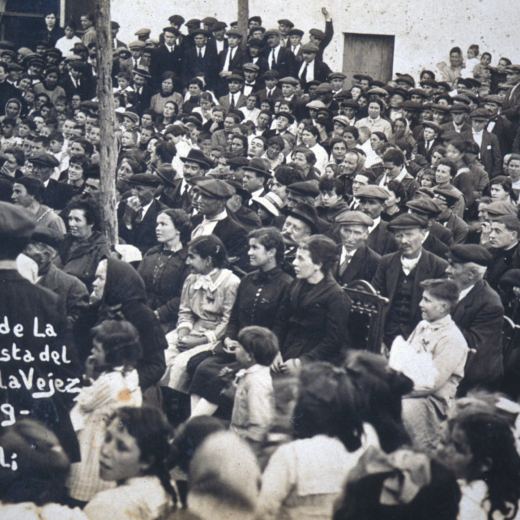 Festa de l'arbre i la vellesa l'any 1919 a la plaça de l'Església.