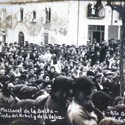 Festa d'homenatge a la vellesa a la plaça de l'Església l'any 1919. Al fons la façana de l'antic casal dels Puig i a la dreta Can Ramón Ros.