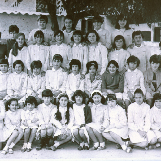 Començant per baix a la dreta:

Victòria Oliveras, Montserrat Pimàs, Carme Ruscalleda, Margarita Rovira, Assumpció Pujolràs, Pilar Roca, Teresa Roura, Dolors Roura, Dolors Tomàs, Assumpció Brossa, Rosa Roura i Dolors Vidal.

Sra. Coloma Surós, M Rosa Miralpeix, Dolors Bigas, Enriqueta Subiranas, ? , Dolors Pons, Engràcia Pimàs, ?, Paquita Bagué, Magdalena Molina (?), Martinez, Montserrat Deulofeu, Pietat Roca.

Pilar Turon, Divina Pons, Carme Bou, Montse Bou, Elisa Bosch, Gloria Rovira, Teresa Roura, Carme Nadal i Antonia Gispert

Mercé Güell, Conxita Vilella, Neus Lluís, Nuria Roura, M. Rosa Costa