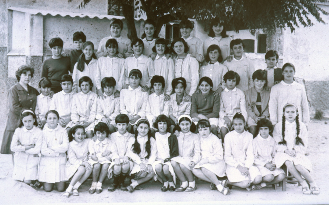 Començant per baix a la dreta:

Victòria Oliveras, Montserrat Pimàs, Carme Ruscalleda, Margarita Rovira, Assumpció Pujolràs, Pilar Roca, Teresa Roura, Dolors Roura, Dolors Tomàs, Assumpció Brossa, Rosa Roura i Dolors Vidal.

Sra. Coloma Surós, M Rosa Miralpeix, Dolors Bigas, Enriqueta Subiranas, ? , Dolors Pons, Engràcia Pimàs, ?, Paquita Bagué, Magdalena Molina (?), Martinez, Montserrat Deulofeu, Pietat Roca.

Pilar Turon, Divina Pons, Carme Bou, Montse Bou, Elisa Bosch, Gloria Rovira, Teresa Roura, Carme Nadal i Antonia Gispert

Mercé Güell, Conxita Vilella, Neus Lluís, Nuria Roura, M. Rosa Costa