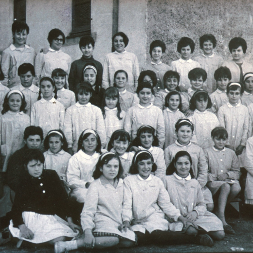 Maig de 1964

Començant per dant, primera fila: Roser Turon, Núria Güell, Carme Rossell, Anna Guitart, Assumpció Bagué, Dolors Roura, Carme Clopés, Margarita Brossa i Dolors Mateu.

Segona fila: Mir, Pilar Roca, Carme Clos, Núria Rovira, Narcisa Cursà, Marta Surís, Montserrat Pimàs, M Àngels Figueras, Antonia Gispert, Teresa Parera, Pilar Turó.

Tercera fila: Assumpció Pujolràs, Montse Pimàs, Engràcia Pimàs, M Rosa Miralpeix, Glòria Caballé, Dolors Bigas, Josefina Bosch, M Carme Nadal, Dolors Pons i Pietat Roca.

Quarta fila: Roser Clos, Montserrat Rovira, Enriqueta Subiranes, Mercè Brucet, Elisa Bosch, Carme Bou, Conxita Vilella, Glòria Roca, Neus Lluís.

Cinquena fila: Mercè Güell, Glòria Roca, Carme Bou i M Rosa Costa.