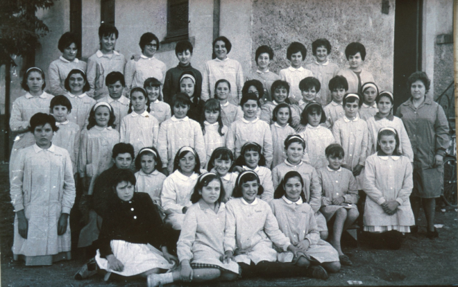 Maig de 1964

Començant per dant, primera fila: Roser Turon, Núria Güell, Carme Rossell, Anna Guitart, Assumpció Bagué, Dolors Roura, Carme Clopés, Margarita Brossa i Dolors Mateu.

Segona fila: Mir, Pilar Roca, Carme Clos, Núria Rovira, Narcisa Cursà, Marta Surís, Montserrat Pimàs, M Àngels Figueras, Antonia Gispert, Teresa Parera, Pilar Turó.

Tercera fila: Assumpció Pujolràs, Montse Pimàs, Engràcia Pimàs, M Rosa Miralpeix, Glòria Caballé, Dolors Bigas, Josefina Bosch, M Carme Nadal, Dolors Pons i Pietat Roca.

Quarta fila: Roser Clos, Montserrat Rovira, Enriqueta Subiranes, Mercè Brucet, Elisa Bosch, Carme Bou, Conxita Vilella, Glòria Roca, Neus Lluís.

Cinquena fila: Mercè Güell, Glòria Roca, Carme Bou i M Rosa Costa.