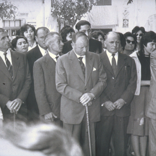 Autoritats de Maçanet esperant l'arribada del Sr. Bisbe.

D'esquerra a dreta: el secretari Joan Viader, l'alcalde Narcís Planas, Josep Fors, LLuís Bota, Ramón Bagué, regidors, el jutge Martí Vilella, Joan Munsó, regidor i Àngel Marsà, padrí de comfirmació