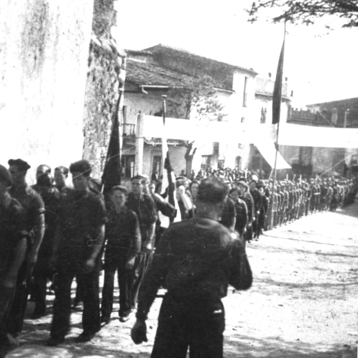 Desfilada de Falangistes a la plaça de l'Església de Maçanet l'any 1942