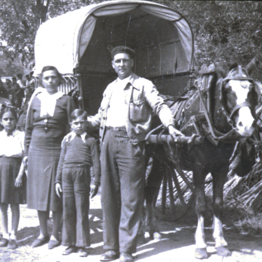 La família Prats-Ciurana, Tomàs i Angela amb els seus fills Carme i Feliu i la veïna Elvira Francesch amb el cavall i la tartana a punt de marxar cap a un aplec.