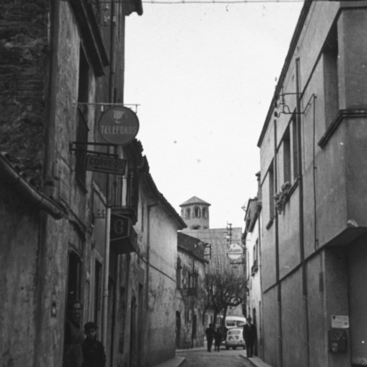 L'antiga central de telèfons a Cal Hidalgo del carrer dels Dolors amb la Marina Hidalgo i el seu nét Miquel Negre. Miquel Coll.