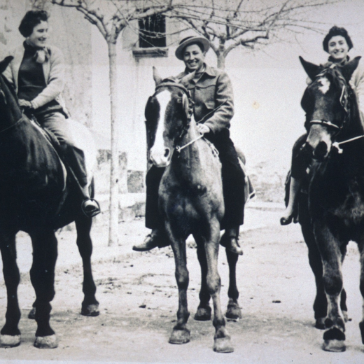 Tres cavallistes de Maçanet a la plaça de l'Església. La Montserrat Rovira, l'Antoni Tomàs i la Felisa Pascual.