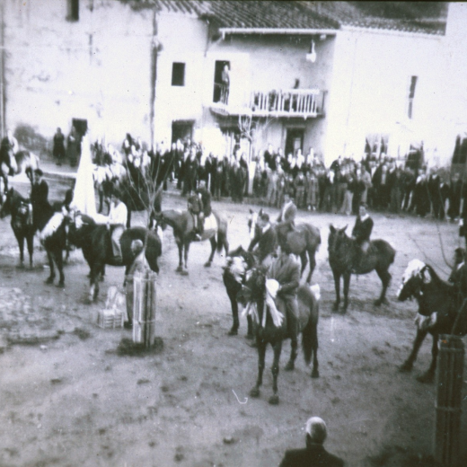 Benedicció de cavalls per Sant Antoni a la plaça de l'Església.
