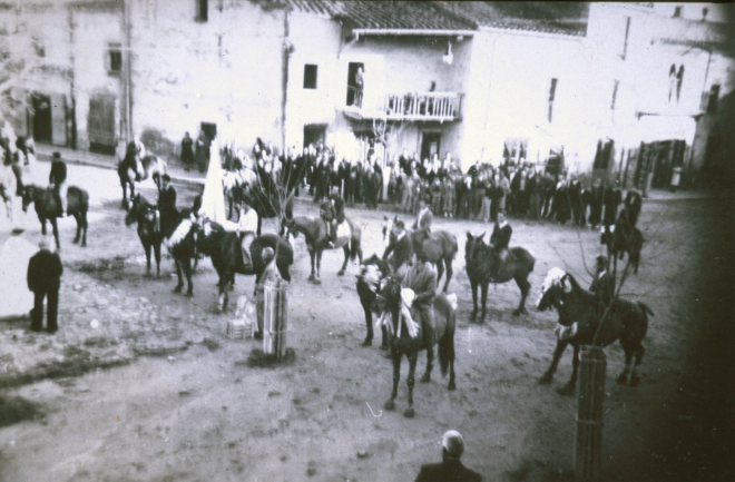 Benedicció de cavalls per Sant Antoni a la plaça de l'Església.