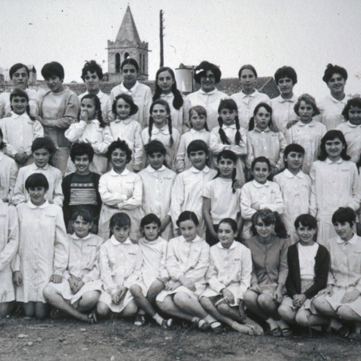 Començant per dalt, d'esquerra a dreta: Carme Nadal, Montserrat Deulofeu, Engràcia Pimàs, Assumpció Brossa, ? , ? , Divina Pons, Teresa Roura i Pietat Roca.

Segona fila: Rosa Serra, ? , Anna Parés, Marina Costa, Glòria Caballé, ? , Rosa Calm, Núria Amargant, i Concepció Mendoza.

Tercera fila: ? , ? , Carme Ruscalleda, Margarita Rovira, Mercè Benet, Pilar Pons, Remedio Luque, Carme Casquet, Pilar Roca, Dolors Vidal, Victòria Oliveras i la professora Coloma Surós.

Quarta Fila: Teresa Roura, Dolors Bigas, Enriqueta Subiranes, Concepció Mendoza, M Rosa Ciurana, Rosa Llorens, Pilar Martí, ? , ? , Assumpció Pujolràs i Dolors Pons.