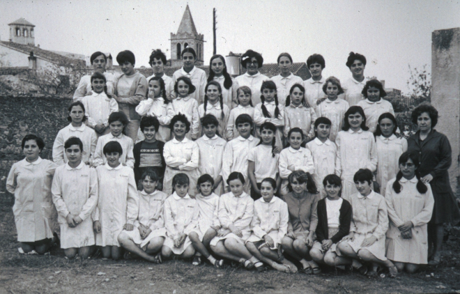 Començant per dalt, d'esquerra a dreta: Carme Nadal, Montserrat Deulofeu, Engràcia Pimàs, Assumpció Brossa, ? , ? , Divina Pons, Teresa Roura i Pietat Roca.

Segona fila: Rosa Serra, ? , Anna Parés, Marina Costa, Glòria Caballé, ? , Rosa Calm, Núria Amargant, i Concepció Mendoza.

Tercera fila: ? , ? , Carme Ruscalleda, Margarita Rovira, Mercè Benet, Pilar Pons, Remedio Luque, Carme Casquet, Pilar Roca, Dolors Vidal, Victòria Oliveras i la professora Coloma Surós.

Quarta Fila: Teresa Roura, Dolors Bigas, Enriqueta Subiranes, Concepció Mendoza, M Rosa Ciurana, Rosa Llorens, Pilar Martí, ? , ? , Assumpció Pujolràs i Dolors Pons.