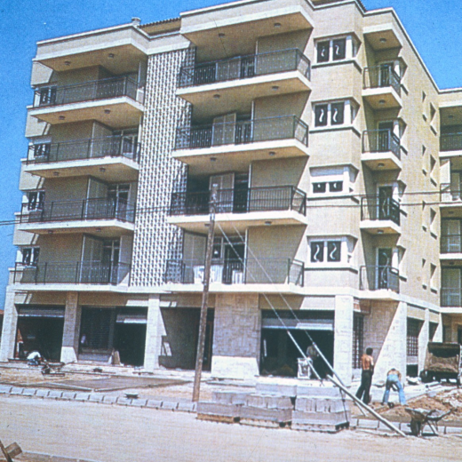 Construcció del bloc de pisos a l'Avinguda de Catalunya