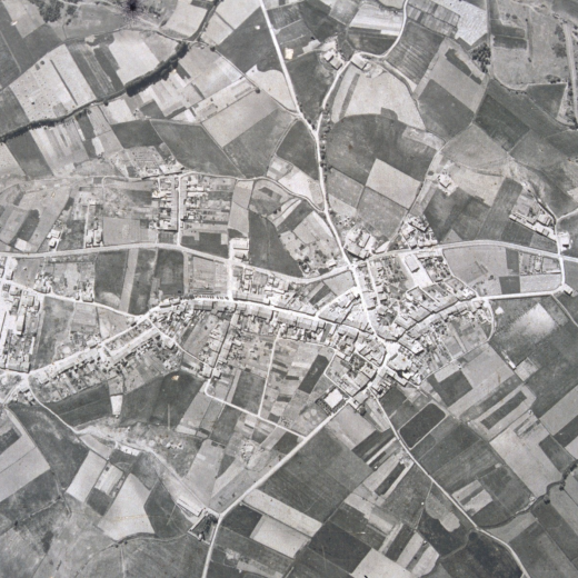 Vista aeria del casc urbà de Maçanet l'any 1965.
