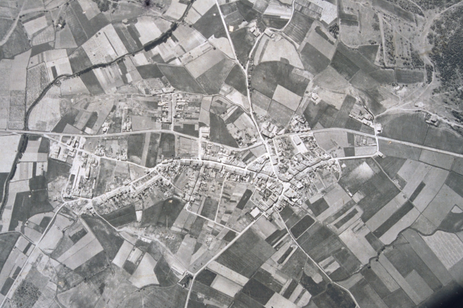 Vista aeria del casc urbà de Maçanet l'any 1965.