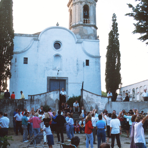Festa Major de Martorell de la Selva amb la ballada de sardanes davant l'Església de la Parròquia de Martorell.