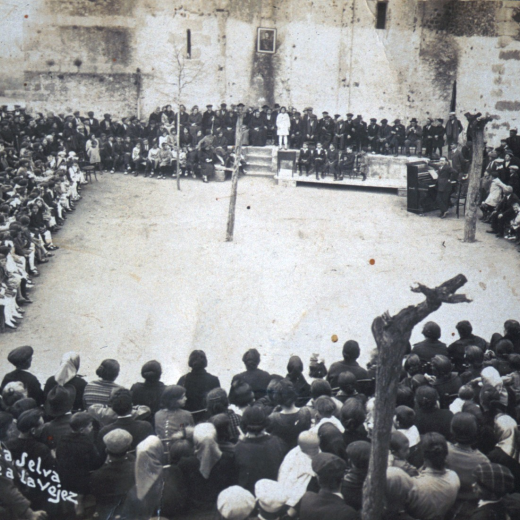 Festa d'Homenatge a la vellesa a la plaça de l'Església l'any 1925. S'ha de destacar el gran nombre de veins que assistien a aquests actes culturals.