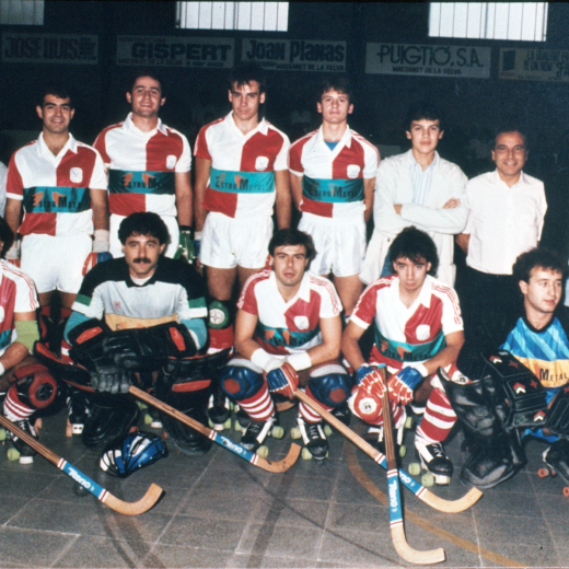 Equip del SHUM que assolí el primer ascens a la divisió d'Honor.

D'esquerra a dreta des de dalt: Simó Serra, Antoni Planas, Xavier Hugas, Lluís Planas, Joaquim Rubio, Jordi Munsó, Florentí Arumí entrenador i Carles Parés delegat.

A davant: Eduard Masnou, Joan de Hignes, Xavier Roura, Rafel Bancells i Josep Aliva.