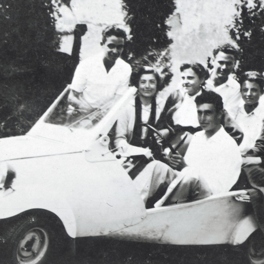 Festa al Vilà.

Narcís Batallé, Joaquima Panosa, Montserrat Sureda, Pere Parera, Francisco Poch, Josep Panosa, Salvadora Roca i Lluís Presas.

Amb un biscuter (cotxe)