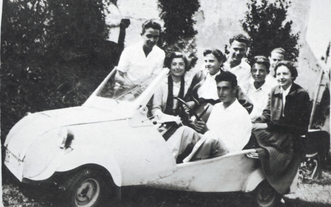 Festa al Vilà.

Narcís Batallé, Joaquima Panosa, Montserrat Sureda, Pere Parera, Francisco Poch, Josep Panosa, Salvadora Roca i Lluís Presas.

Amb un biscuter (cotxe)