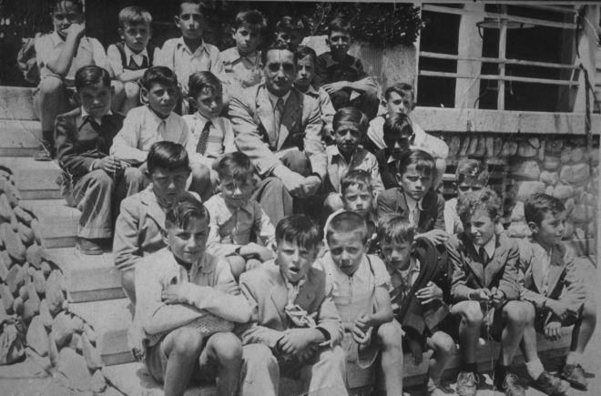 Primera fila: Ramón Peraferrer, ? , Joan Codina, Ernesto Maresma, Josep Pujol, Felix Prats.

Segona fila: Josep Pons, Lluís Vieta, Francesc Guinart, Sr. Lluís Serra, ? , Albert Francesch, Agustí Canals, Genís Roca.

Tercera fila: Josep Romaguera, Fèlix Prats, ? , Lluís Gruart, ? .

Quarta fila: Joaquim Serra, Joan Pagès, Pere Martinell, Ismael Viader, Pere Bancells, Narcisa Codina.