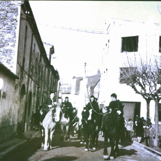 Cavalcada de la benedicció de Sant Antoni al seu pas pel carrer migdia l'any 1962
