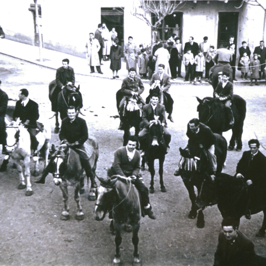 Benedicció de bestià a la plaça de l'Església per la festa de Sant Antoni l'any 1962