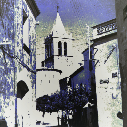 Entrada a la plaça de l'Església des del carrer Migdia l'any 1954.
