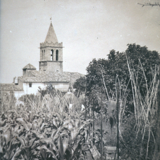 Vista del campanar i rectoria els anys 40.

Actualment, aquest terreny que era l'hort de la rectoria és edificat.