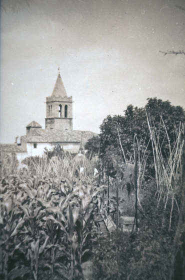 Vista del campanar i rectoria els anys 40.

Actualment, aquest terreny que era l'hort de la rectoria és edificat.