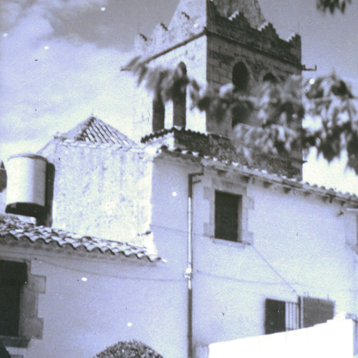 Vista del campanar i la rectoria abans de la reforma dels anys 60.

Es pot observar part del porxet que fou enderrocat junt amb la reforma de la casa rectoral, urbanització i apertura de l'avui rambla de Sant Llorenç.