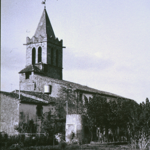 El campanar i la rectoria amb el pou de l'hort on abans hi hagué instal·lat un molí de vent, abnas de la reforma que s'efectuà a la casa rectoral. Avui és tot terreny urbanitzat o edificat.