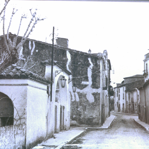 Detall de l'entrada de la Pista Jardí els anys 60 quan molts edificis del carrer llavors Emili Llinàs i avui Avinguda Catalunya, no havien estat enderrocats i reconstruïts.