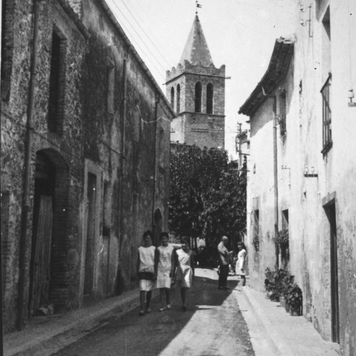 Carrer Migdia a l'entrada de la plaça de l'Església tal com era els anys 60