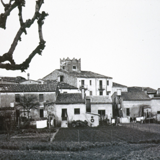 Vista de la part del darrera d'algunes cases del carrer dels Dolors amb els terrenys que llavors eren horts i avui és tot edificat.