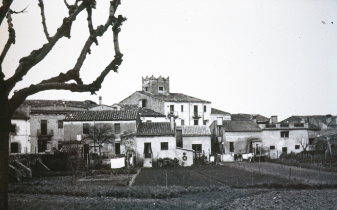 Vista de la part del darrera d'algunes cases del carrer dels Dolors amb els terrenys que llavors eren horts i avui és tot edificat.