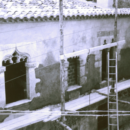 Detall de les obres de restauració del local dels Puig o Casal del Cavaller a la plaça de l'Església.