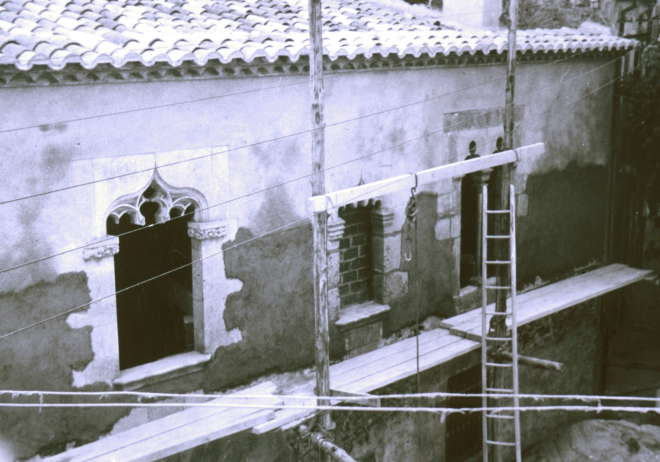 Detall de les obres de restauració del local dels Puig o Casal del Cavaller a la plaça de l'Església.