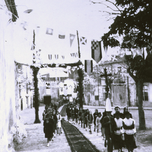 Detall de la plaça de l'Església en una arribada del Bisbe Dr. Cartañà en una visita pastoral. En aquells temps, una visita del Bisbe era un gran aconteixament en el poble.