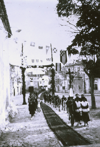 Detall de la plaça de l'Església en una arribada del Bisbe Dr. Cartañà en una visita pastoral. En aquells temps, una visita del Bisbe era un gran aconteixament en el poble.