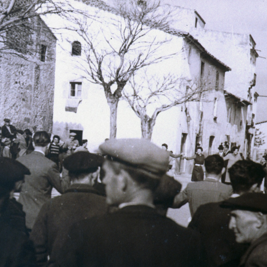 Una festa a la plaça de l'Església amb la casa que llavors era Can Sagrera i que avui, restaurada i completament cambiada és una botiga de robes que s'anomena novetats Núria.
