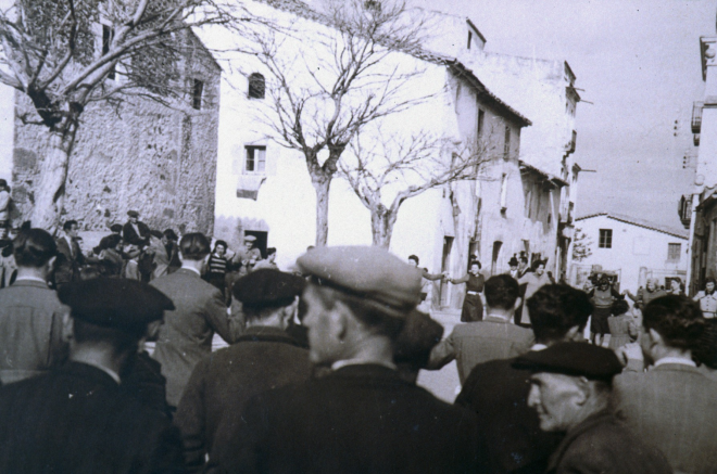 Una festa a la plaça de l'Església amb la casa que llavors era Can Sagrera i que avui, restaurada i completament cambiada és una botiga de robes que s'anomena novetats Núria.