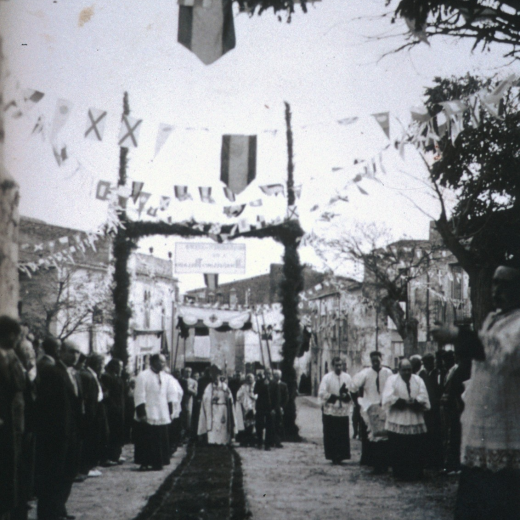 Arribada a la plaça de l'Església del bisbe Dr. Cartañà en una visita pastoral a Maçanet de la Selva.