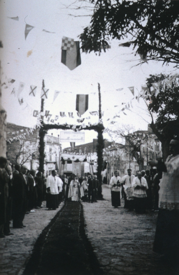 Arribada a la plaça de l'Església del bisbe Dr. Cartañà en una visita pastoral a Maçanet de la Selva.